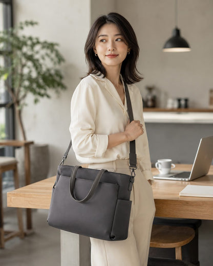 LAYRICH 灰色通勤托特包室內情境圖，適合台灣女生通勤、上班、咖啡廳與日常質感穿搭。